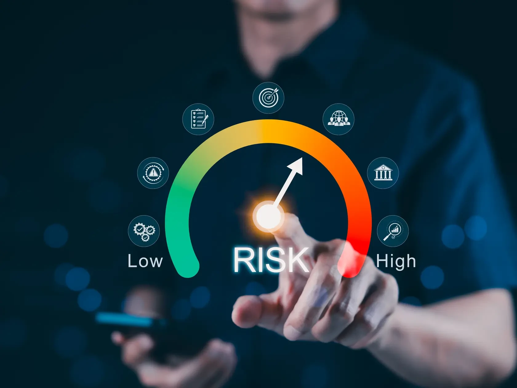 Risikomanagement aufgezeigt an einem Halbkreis von grün nach rot