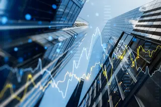 Das Bild zeigt ein Diagramm und Skyscraper im Hintergrund