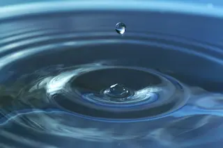 Bild von Wassertropfen mit Reflexion
