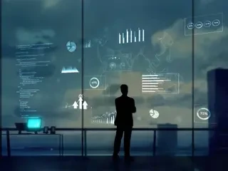 Mann steht am Fenster um ihn  herum viel Daten und Information