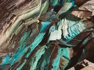 Abstrakte Textur des oxidierten Kupfers an den Wänden der unterirdischen Kupfermine in Roros, Norwegen.